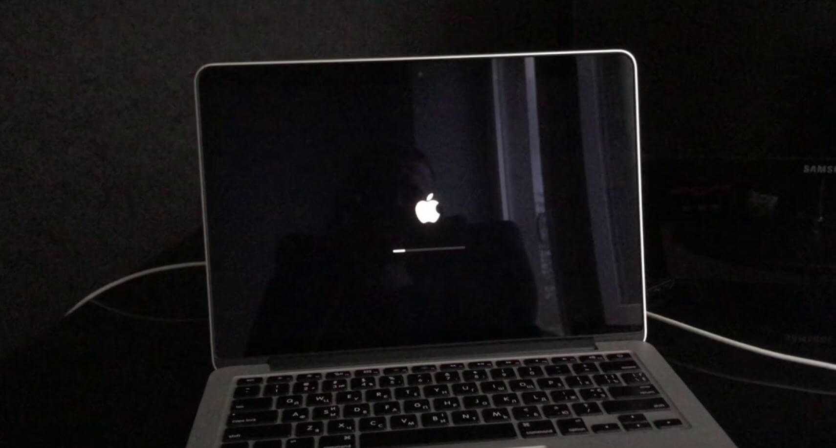 Ноутбук завис черный. Макбук черный экран. Макбук включение. Загрузка макбук. Макбук с горящим яблоком.