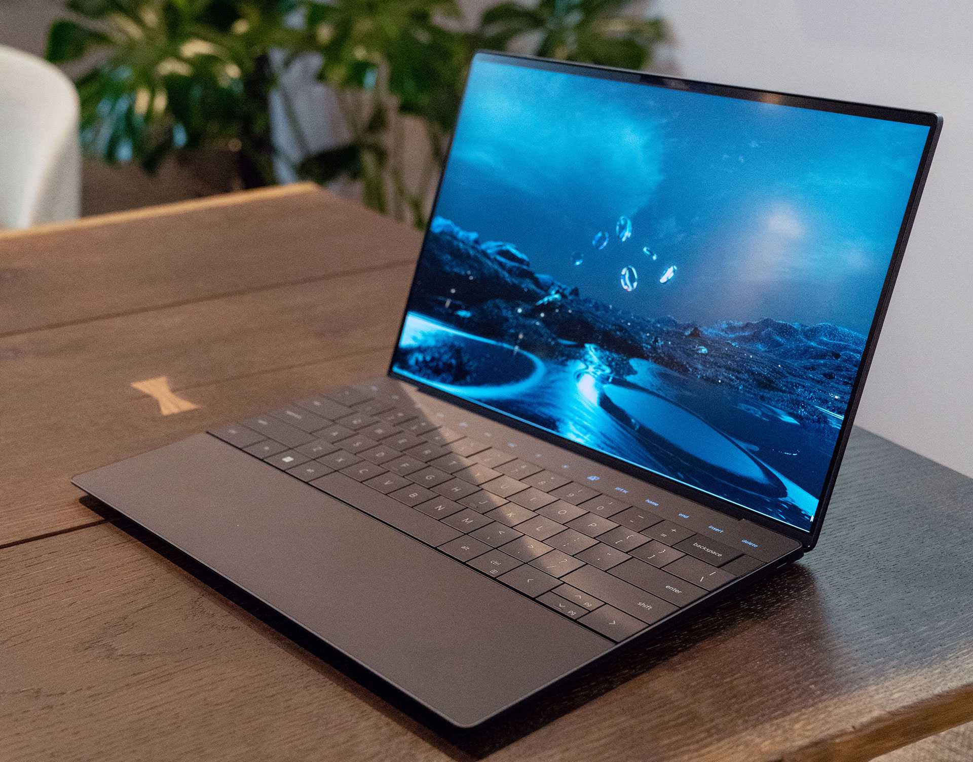 Серия ноутбуков XPS от Dell всегда выделялась на фоне своих конкурентов Дизайн, интересное железо и шокирующая цена - это всё присутствовало всегда В отношении новой модели, а точнее Dell XPS 13, которая вышла этой весной, принципиально ничего не изменило