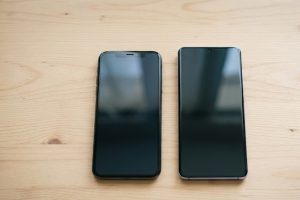 Два смартфона разных поколений на светлом столе