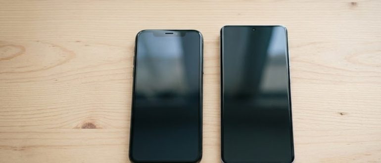 Два смартфона разных поколений на светлом столе