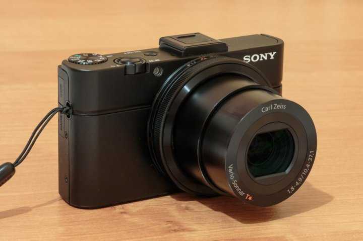 Пару месяцев назад мы делали обзор компактной камеры Sony RX100M3 Так вышло, что уже на тот момент в продаже была более продвинутая модель RX100M4 Как раз сегодня речь пойдет как раз про свежую версию камеры Сразу хочу сказать, что с появлением обновленно