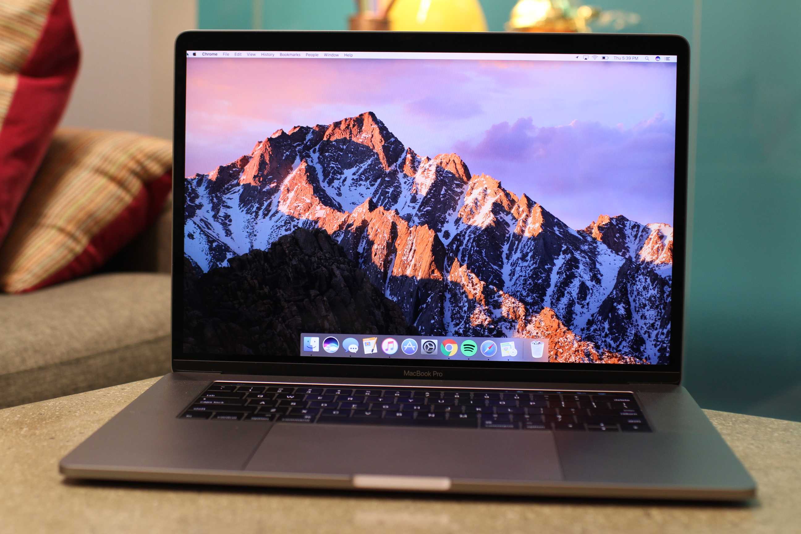 Что лучше: новый macbook air или старый macbook pro?