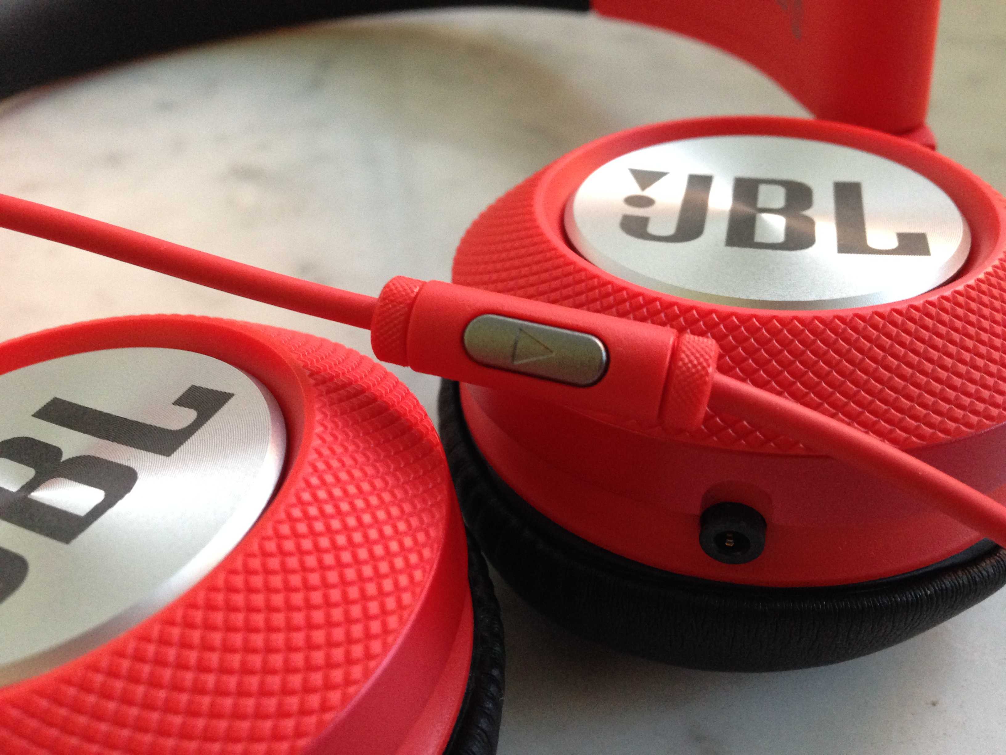Несколько месяцев назад JBL выпустила новые охватывающие наушники S700, которые позиционируются как лучшее решение для смартфона Заявлено использование премиальных материалов и звукового улучшайзера, который вынесет мобильный звук на новый уровень Так это